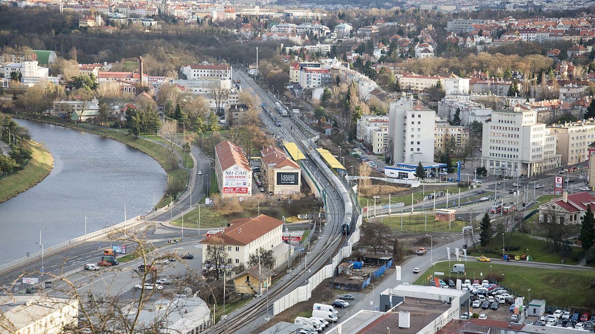 Praha chce nový most s tramvajemi, provizorně počítá s lanovkou z Podbaby